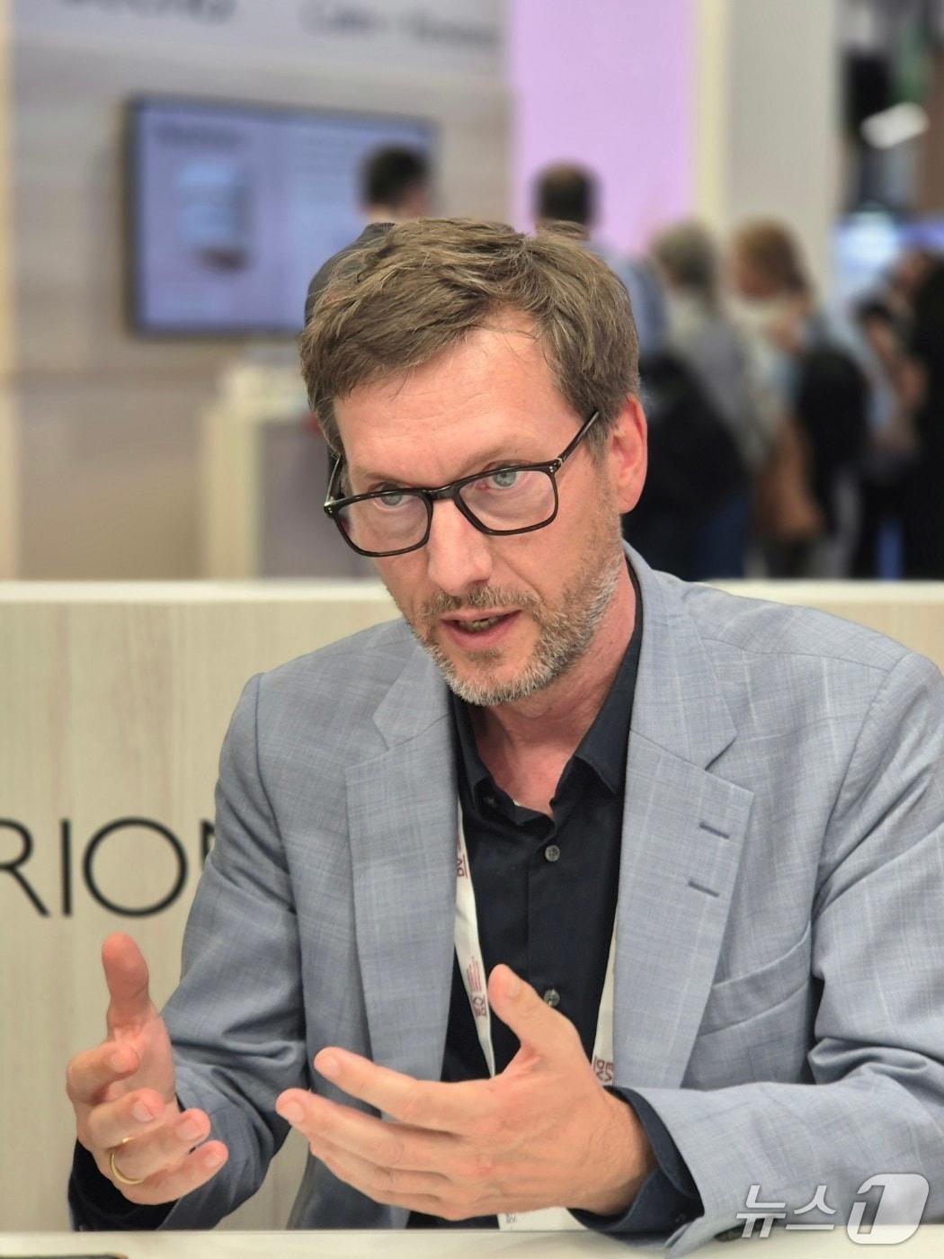 본문 이미지 - 마틴 메츠 교수가 EADV에서 인터뷰를 하고 있다. /사진 = 장도민 기자