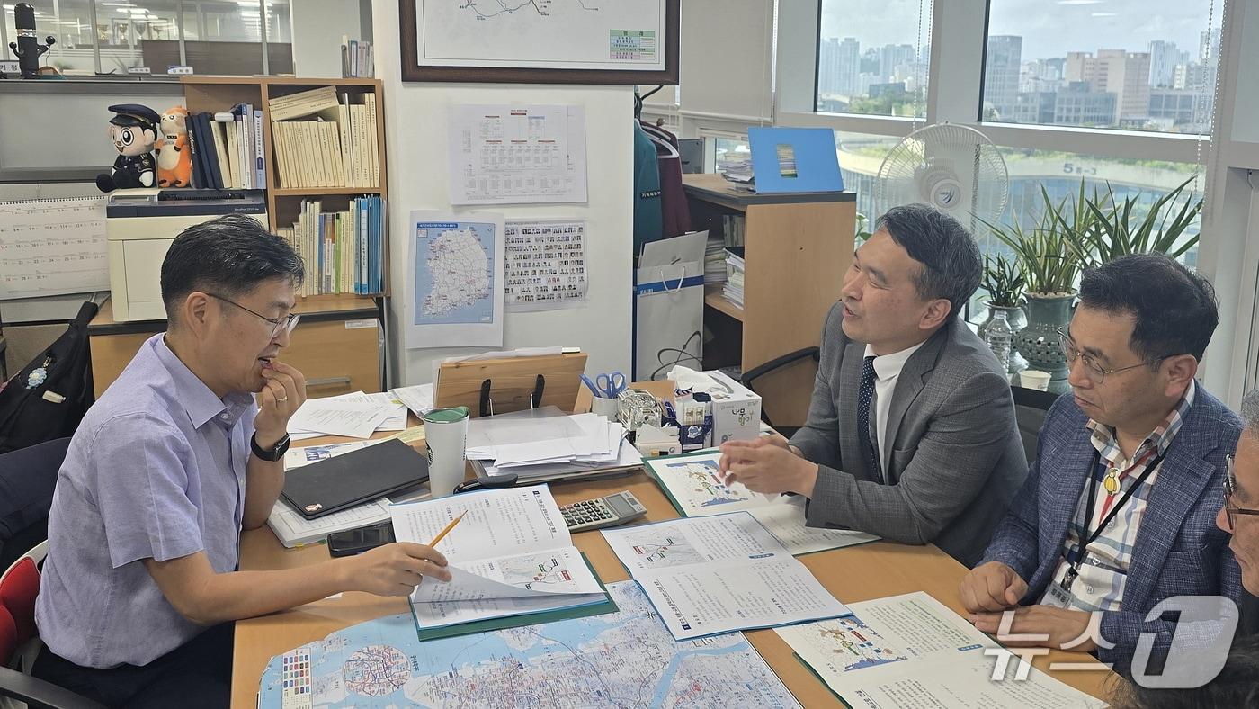 지난 17일 최정일 전북 무주군 부군수가 기재부를 찾아 주요 도로 기반 시설 사업 국가계획 반영을 건의하고 있다.&#40;무주군 제공. 재판매 및 DB 금지&#41;