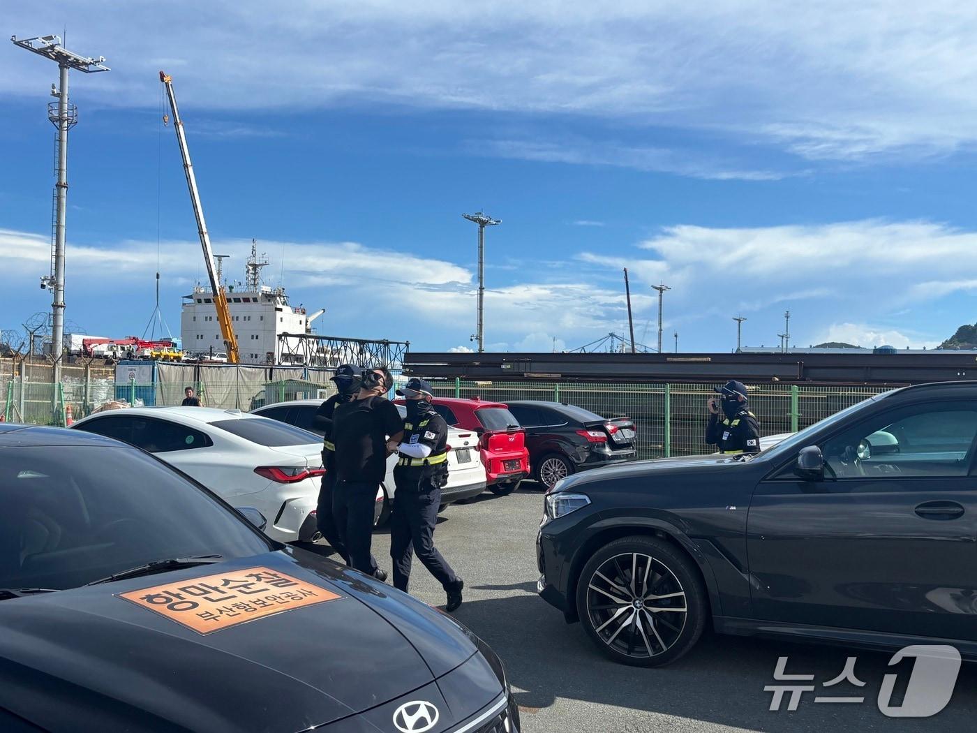 본문 이미지 - 감천항 일대에서 부두 내 도주혐의자 검거 모의훈련이 진행되고 있다.&#40;부산항만공사 제공. 재판매 및 DB금지&#41;