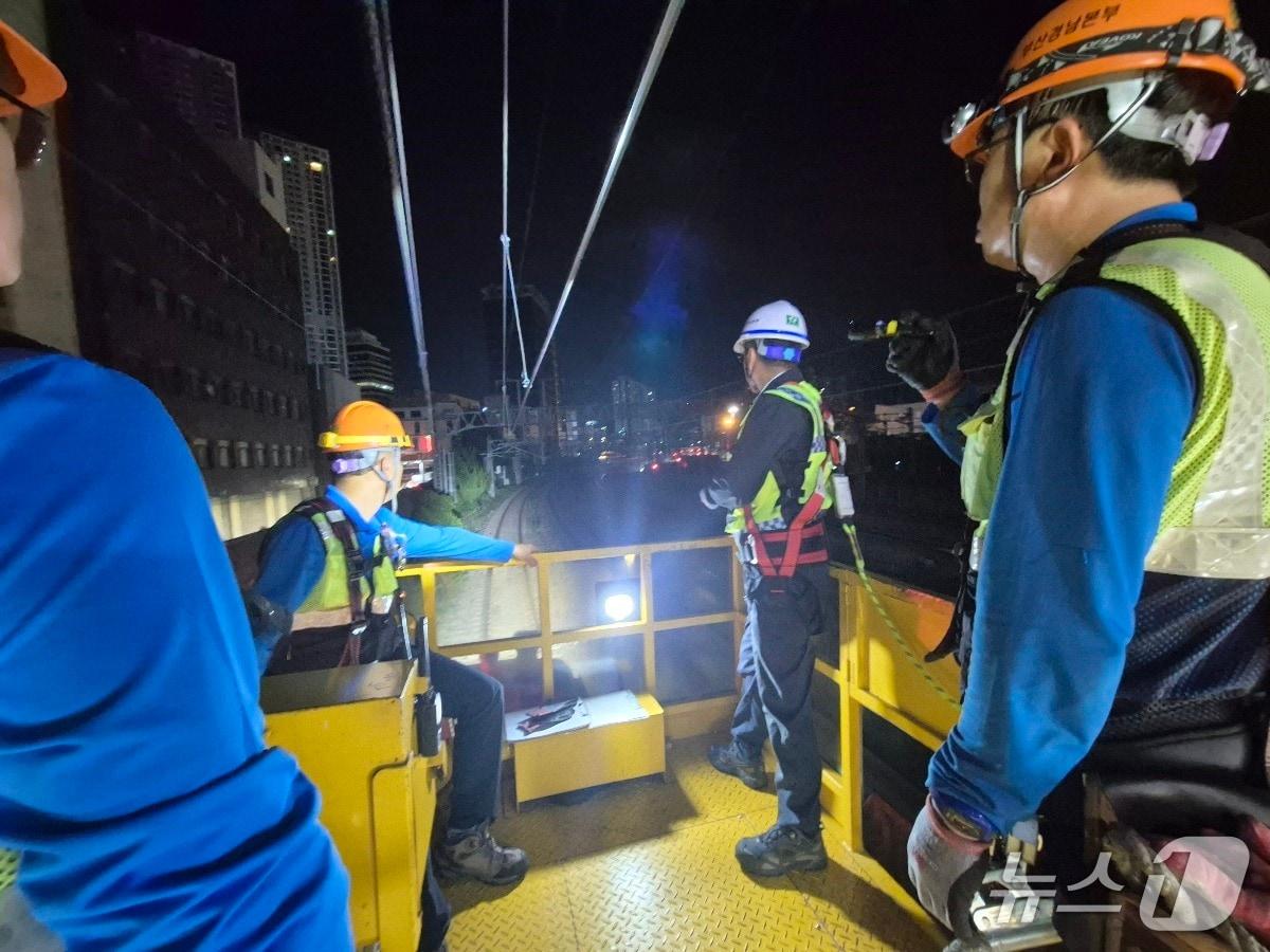 본문 이미지 - 코레일 부산경남본부 관게자가 전차선 점검을 하고 있다.&#40;코레일 부산경남본부 제공. 재판매 및 DB 금지&#41;