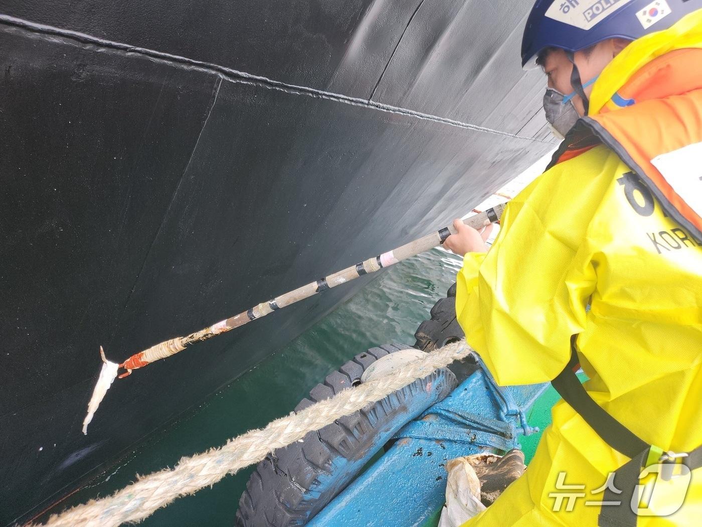 본문 이미지 - 18일 오전 9시경 여수 D-1 정박지에서 1만7784톤급 외국적 일반화물선 A호가 200톤급 급유선 B호로부터 기름 수급 중 저유황벙커C유가 해상에 유출돼 해경이 방제작업을 벌이고 있다(여수해경 제공)