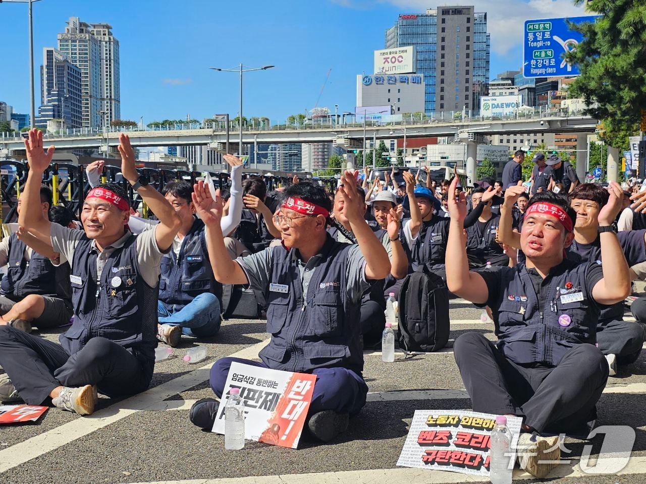 본문 이미지 - 금속노조 벤츠판매서비스지회가 18일 서울 중구 수입차 업체 메르세데스벤츠코리아 본사 앞에서 결의대회를 열고 구호를 외치고 있다.(금속노조 제공. 재판매 및 DB 금지)