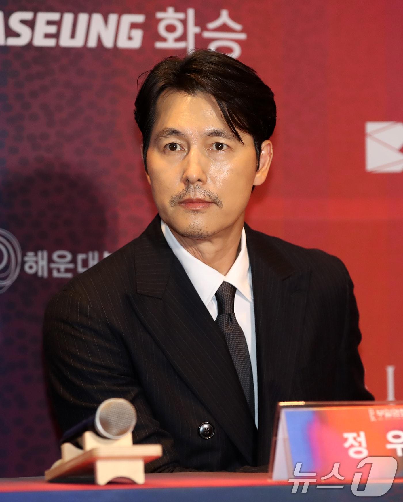 본문 이미지 - 배우 정우성이 18일 오후 부산 해운대구 시그니엘 부산에서 열린 '2025 부일영화상' 핸드프린팅 행사에 참석하고 있다. ⓒ News1 윤일지 기자