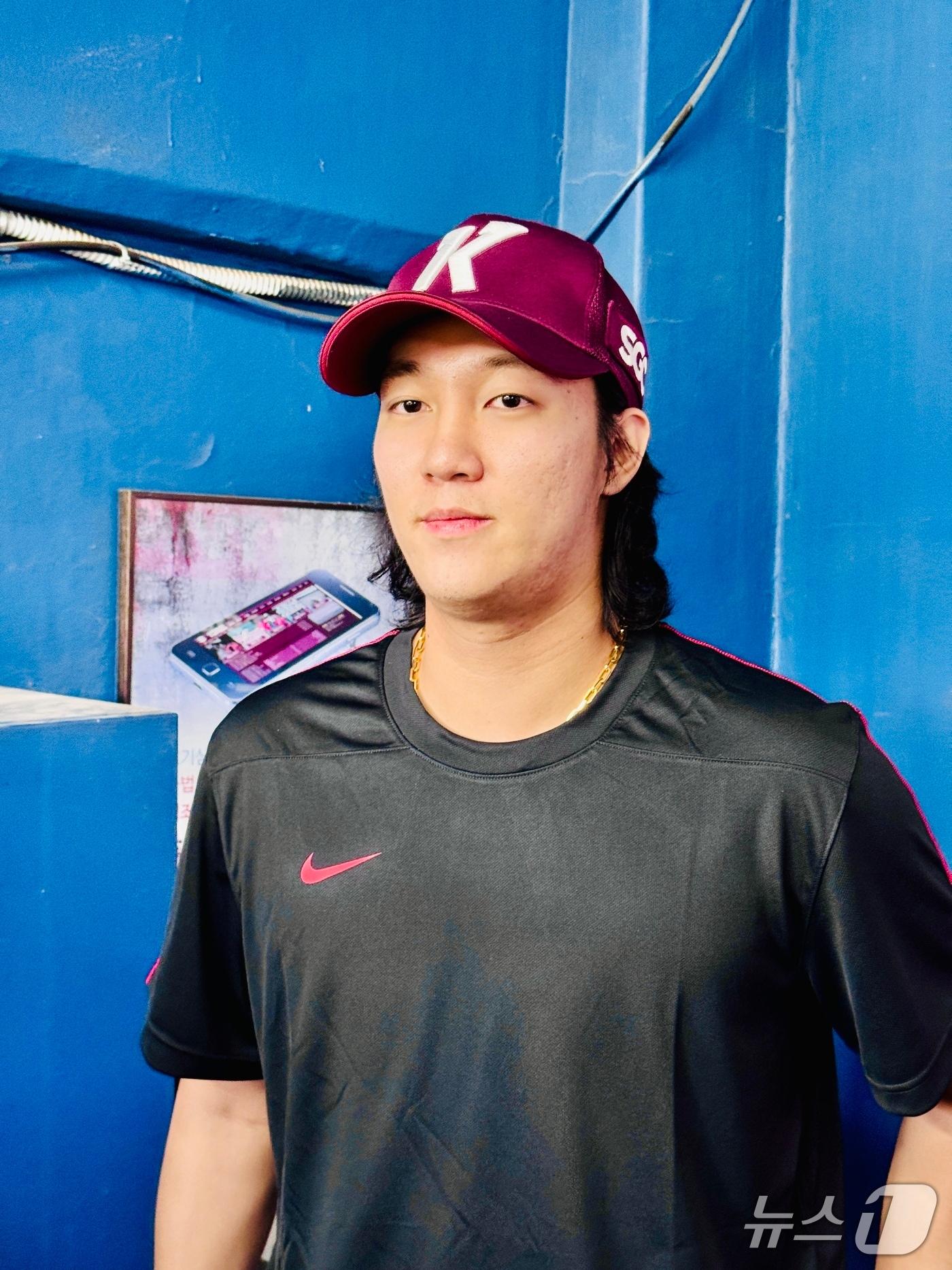 본문 이미지 - 키움 투수 안우진이 18일 잠실 두산전에 앞서 취재진과 인터뷰를 하고 있다.ⓒ News1 서장원 기자 