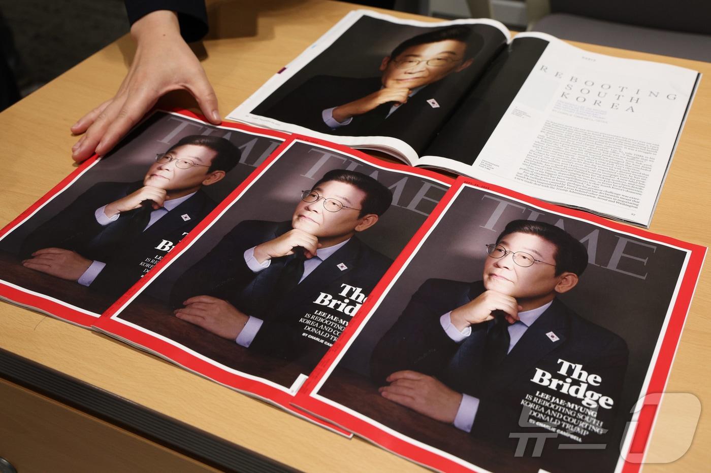대통령실은 이재명 대통령이 취임 100일을 맞아 지난 3일 미국 타임&#40;TIME&#41; 매거진 아시아지역 상임편집장 찰리 캠벨과 특집 기사 인터뷰를 진행했다고 18일 밝혔다. “한국을 리부트&#40;재가동&#41;하는 이재명 대통령의 계획” 제목의 첫 번째 특집 기사는 이재명 대통령의 대통령실 입성의 순간부터, 양극화된 정치 환경에서 가교 역할을 하겠다는 대통령의 의지와 함께 한국을 재가동시키려는 계획 등을 소개한다. 사진은 서울 용산 대통령실 청사에서 공개된 타임지. 2025.9.18/뉴스1 ⓒ News1 이재명 기자