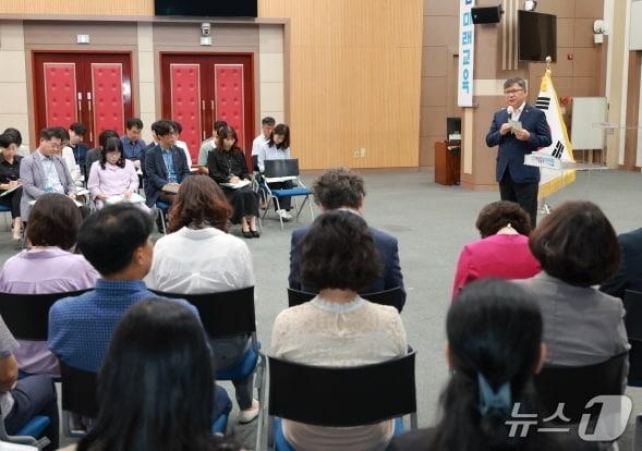 본문 이미지 - 유정기 전북교육감 권한대행이 18일 본청 2층 대강당에서 간부공무원들을 대상으로 특강을 가졌다.&#40;전북교육청 제공, 재판매 및 DB 금지&#41;/뉴스1