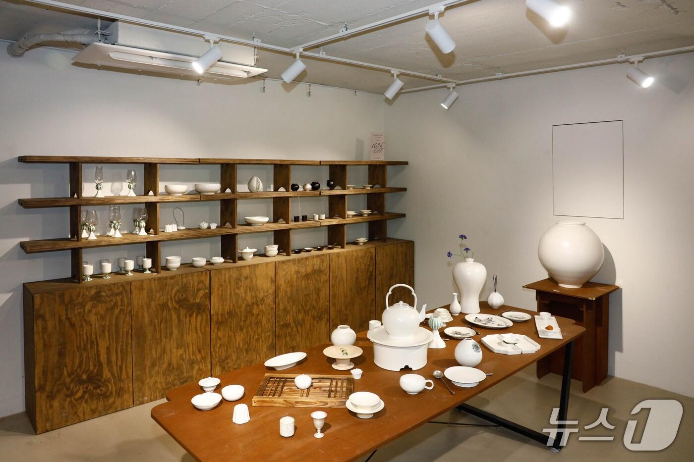 이천시가 내달 2일까지 서울 ‘위크앨리 북촌’에서 제2회 이천 도자 팝업스토어 ‘세라믹 웨이브&#40;Ceramic Wave&#41;’를 운영한다.&#40;이천시 제공&#41;