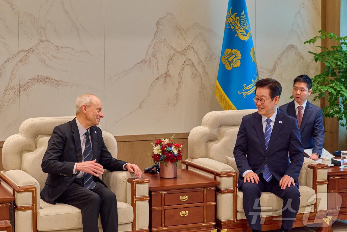 이재명 대통령이 18일 서울 용산 대통령실에서 저서 &#39;정의란 무엇인가&#39;로 유명한 마이클 샌델 하버드 대학교 교수를 접견하고 있다. &#40;대통령실 제공. 재판매 및 DB 금지&#41; 2025.9.18/뉴스1 ⓒ News1 이재명 기자