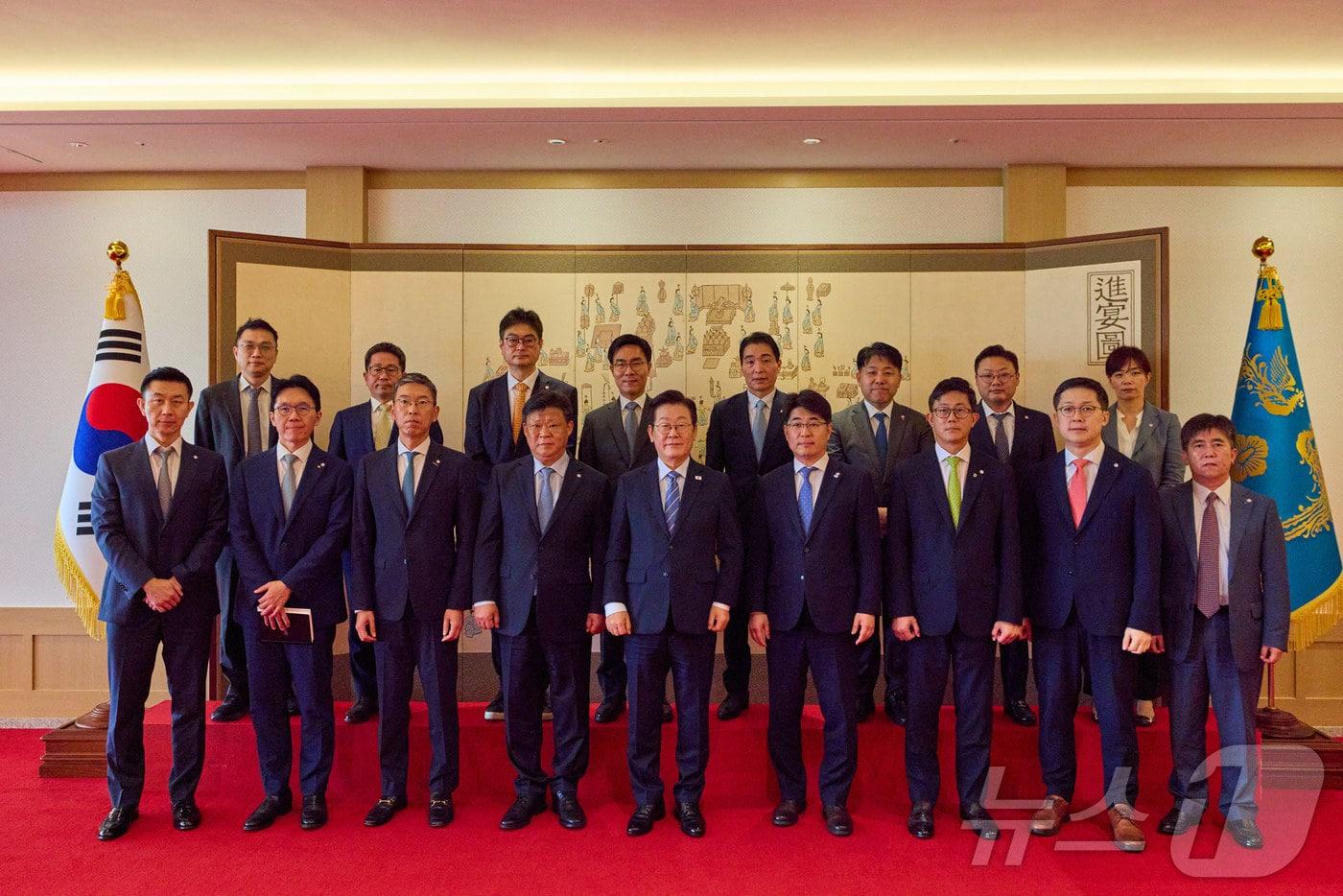 본문 이미지 - 이재명 대통령이 18일 서울 용산 대통령실 청사에서 열린 증권사 리서치센터장 오찬 간담회에서 참석자들과 기념촬영을 하고 있다. (대통령실 제공. 재판매 및 DB 금지) 2025.9.18 ⓒ 뉴스1 이재명 기자