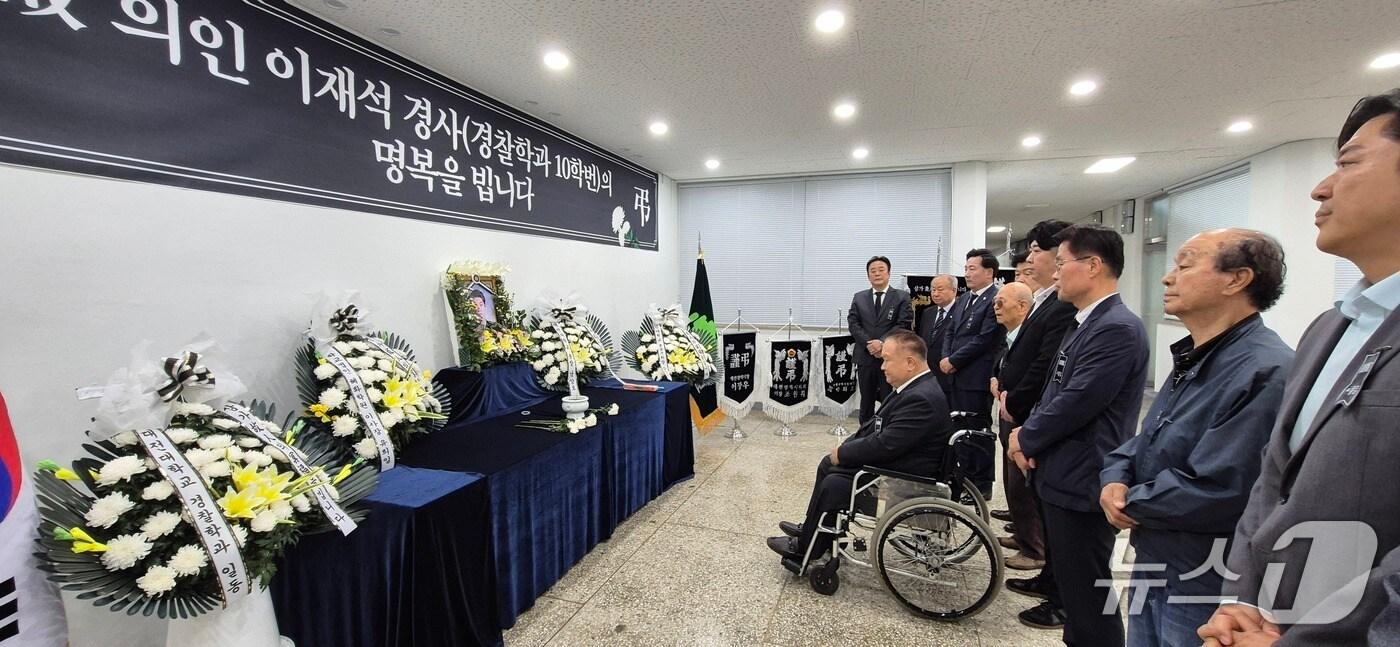 국민의힘 대전시당이 고(故) 이재석 경사의 분향소를 찾아 추모하고 있다.(국민의힘 대전시당 제공. 재판매 및 DB금지)/뉴스1