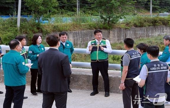 본문 이미지 - 강원 태백시의 생활용수 가뭄 현황이 &#39;관심&#39; 단계에서 &#39;심각&#39; 단계로 격상된 가운데, 이상호 태백시장을 비롯한 시 관계자들이 최근 삼척시 광동댐을 찾아 현장을 점검하고 대책 마련에 나섰다. &#40;태백시 제공. 재판매 및 DB금지&#41; 2025.9.18/뉴스1