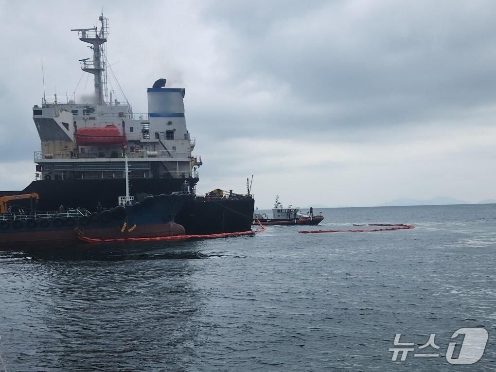 본문 이미지 - 여수해경이 전남 여수 해상에 유출된 기름을 제거하는 모습.(여수해경 제공. 재판매 및 DB 금지) 2025.9.18