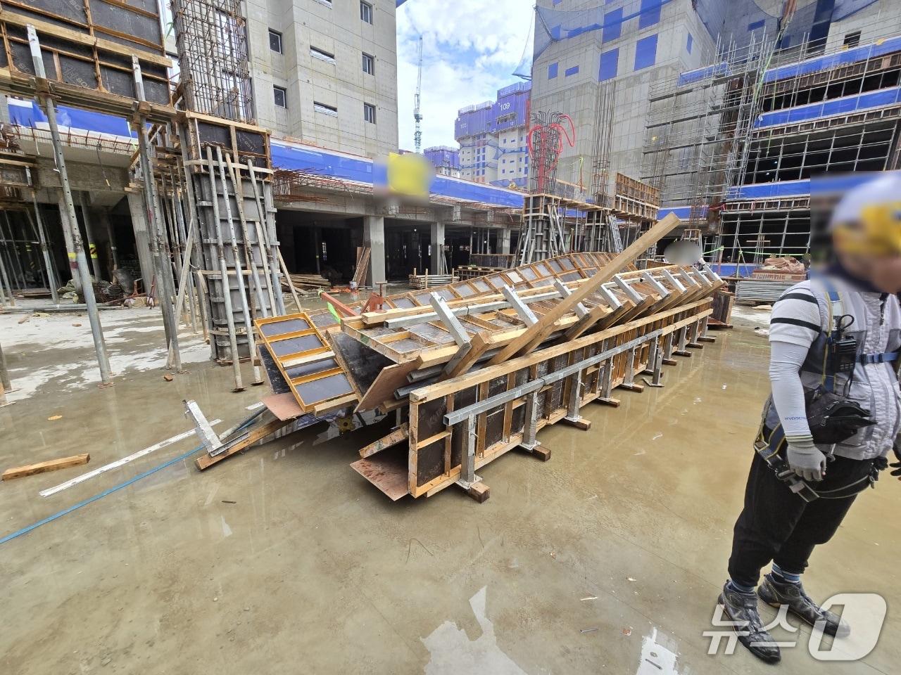 본문 이미지 - 부산 아파트 공사 현장에서 목재 구조물이 추락했다. (부산시남부경찰서 제공. 재판매 및 DB 금지)