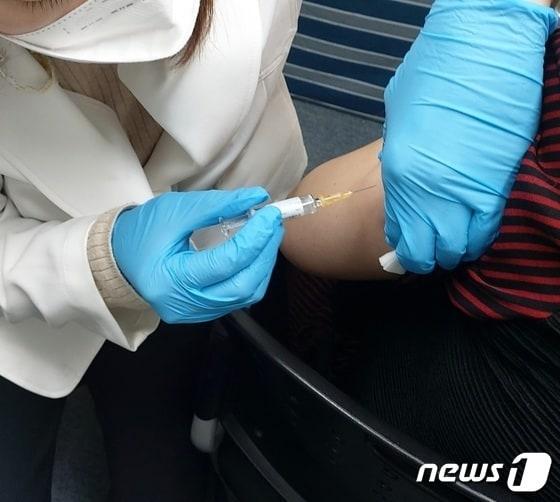 본문 이미지 - 한 의료진이 인유두종바이러스&#40;HPV&#41; 예방접종을 하고 있다./뉴스1