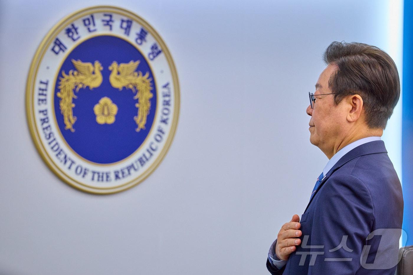 이재명 대통령이 18일 서울 용산 대통령실 청사에서 열린 수석보좌관회의에서 국민의례를 하고 있다. &#40;대통령실 제공. 재판매 및 DB 금지&#41; 2025.9.18/뉴스1 ⓒ News1 이재명 기자