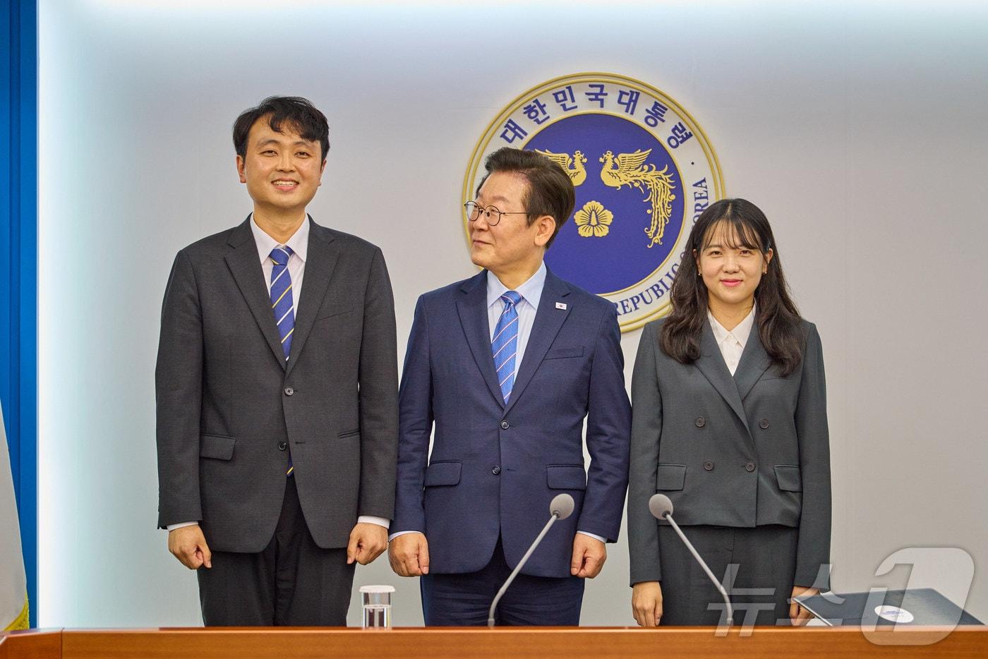 이재명 대통령이 지난 18일 서울 용산 대통령실 청사에서 열린 수석보좌관회의에서 이주형(왼쪽), 최지원 청년담당관에게 임명장 수여 후 기념촬영을 하고 있다. (대통령실 제공. 재판매 및 DB 금지) 2025.9.18/뉴스1 ⓒ News1 이재명 기자