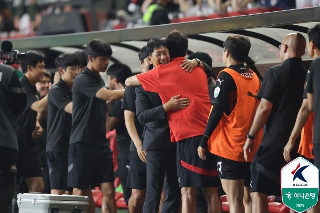 본문 이미지 - ACL2 첫 경기에서 승리한 포항 스틸러스. &#40;한국프로축구연맹 제공&#41;