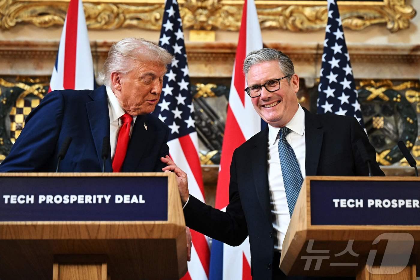 도널드 트럼프 미국 대통령과 키어 스타머 영국 총리가 18일(현지시간) 영국 총리 별장인 체커스에서 정상회담 후 공동 기자회견을 하고 있다. 2025.9.18. ⓒ AFP=뉴스1