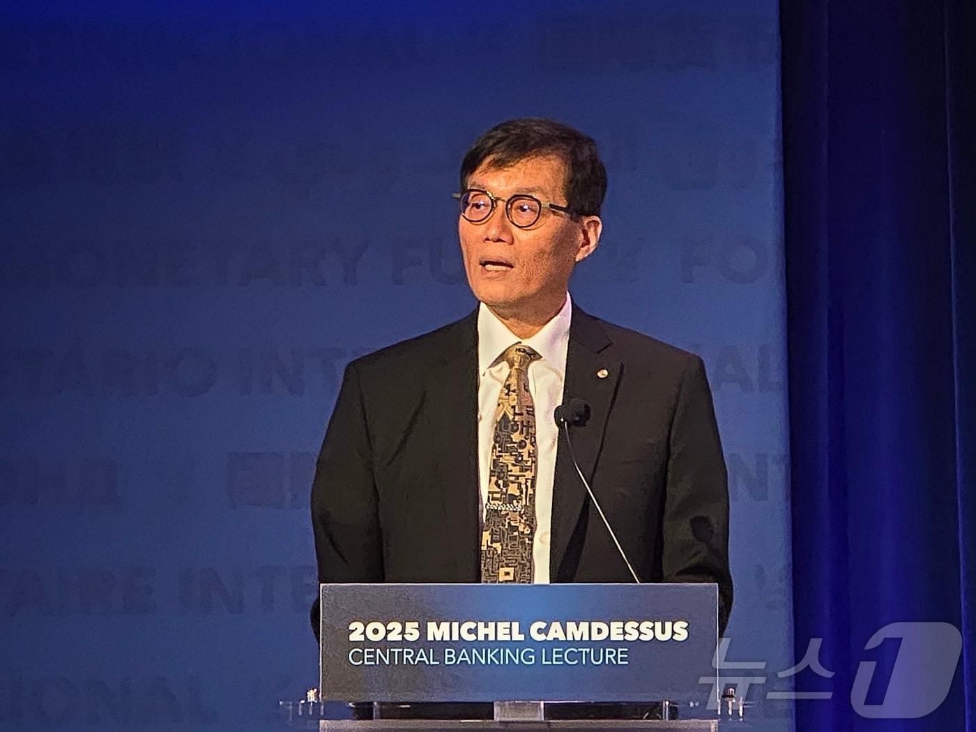 본문 이미지 - 이창용 한국은행 총재가 18일&#40;현지시간&#41; 미국 워싱턴DC 소재 국제통화기금&#40;IMF&#41;본부에서 &#39;한국의 통합정책체계&#40;IPF&#41; 여정: 실효하한금리&#40;ELB&#41; 시대의 도전과 대응&#39;을 주제로 강연하고 있다. 이번 강연은 IMF가 2014년부터 매년 주요국 중앙은행 총재를 초청해 진행하는 &#39;미셸 캉드쉬 중앙은행 강연&#39;에 올해 이 총재를 초청해 이뤄졌다. 2025.09.18. ⓒ News1 류정민 특파원