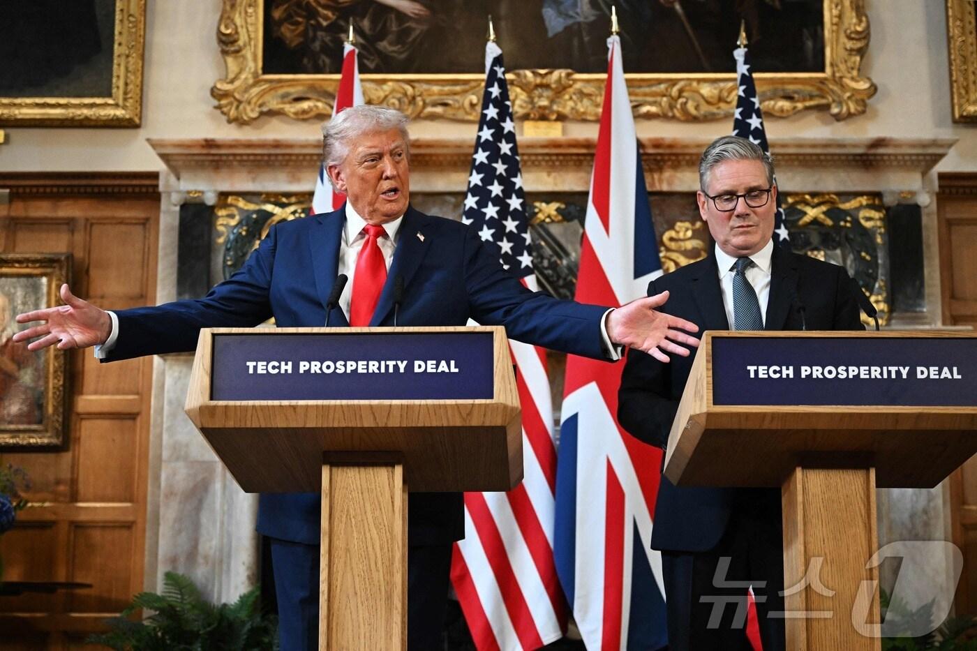 도널드 트럼프 미국 대통령이 18일(현지시간)  영국 총리 별장인 체커스에서 키어 스타머 영국 총리와 회담 후 공동 기자회견을 하고 있다. 2025.9.18. ⓒ AFP=뉴스1