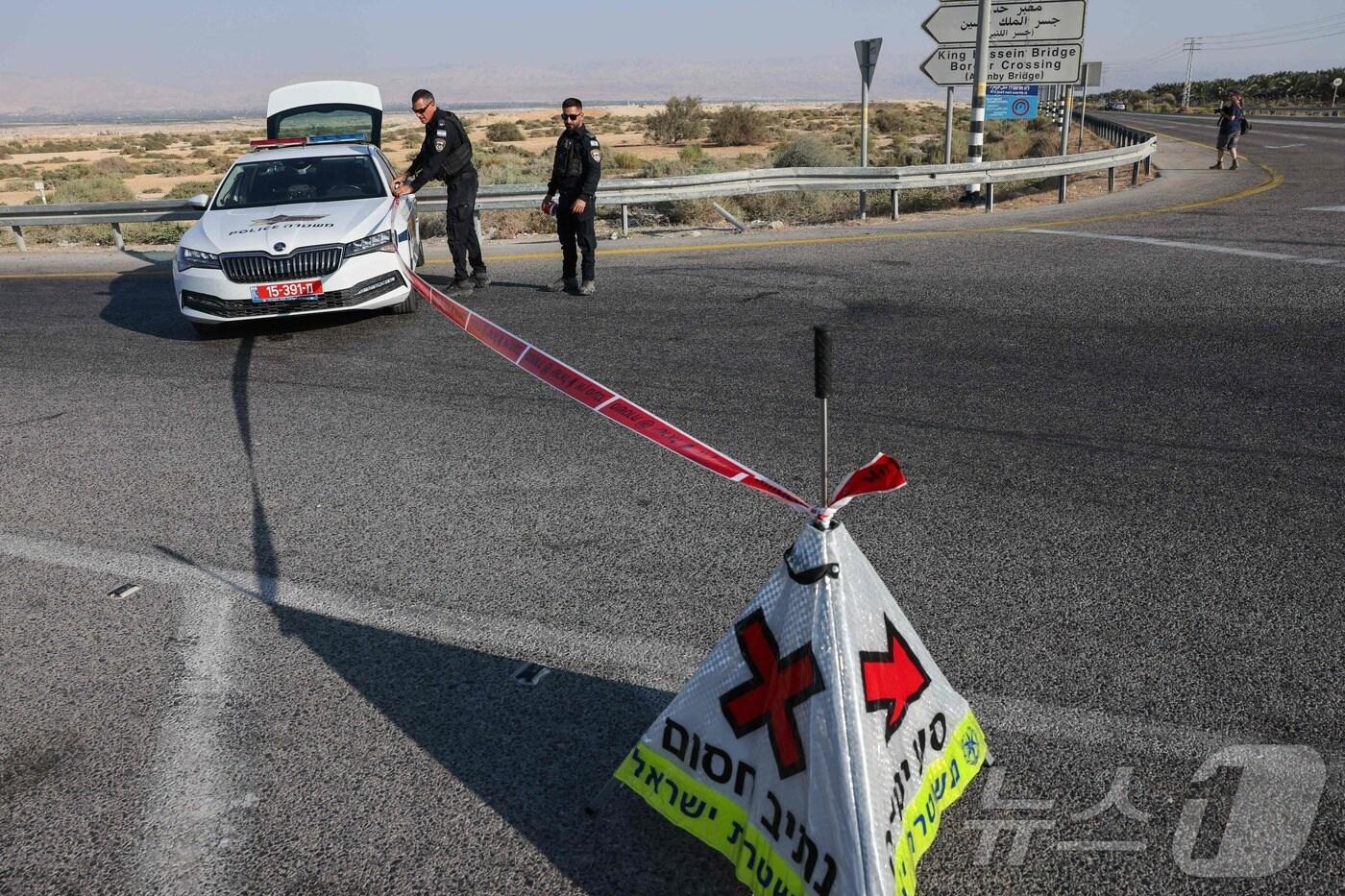 이스라엘군이 18일(현지시간) 이스라엘과 요르단의 국경에서 이스라엘 군인 두 명이 구호 트럭 운전자에 의해 살해된 후 알렌비 검문소로 향하는 도로를 차단하고 있다. 2025.9.18. ⓒ AFP=뉴스1