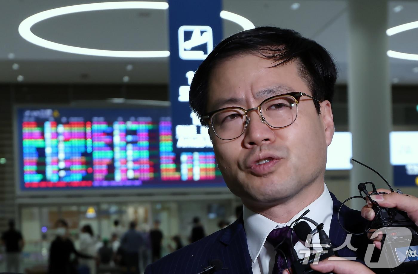 한미 관세협상 후속 협의 관련 미국 방문을 마친 여한구 산업통상자원부 통상교섭본부장이 19일 오전 인천국제공항을 통해 귀국해 이동하며 취재진의 질문에 답하고 있다. 2025.9.19/뉴스1 ⓒ News1 박정호 기자