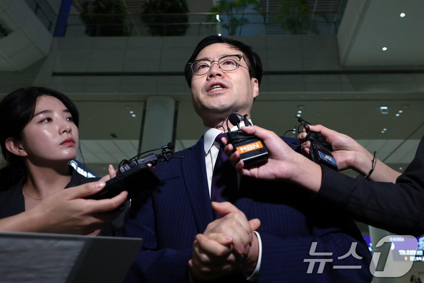 한미 관세협상 후속 협의 관련 미국 방문을 마친 여한구 산업통상자원부 통상교섭본부장이 19일 오전 인천국제공항을 통해 귀국해 이동하며 취재진의 질문에 답하고 있다. 2025.9.19/뉴스1 ⓒ News1 박정호 기자