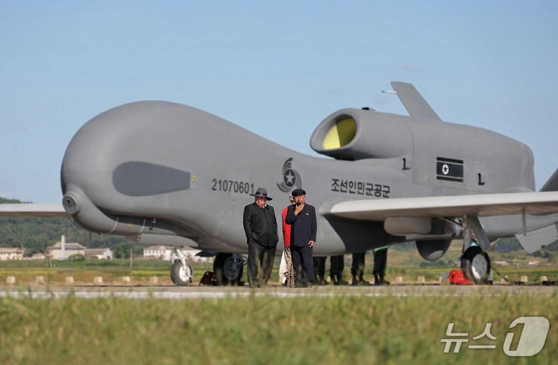 본문 이미지 - &#40;평양 노동신문=뉴스1&#41;=북한 노동당 기관지 노동신문은 19일 김 총비서가 전날 무인항공기술연합체 산하 연구소와 기업소를 방문해 무인 무장 장비의 성능시험을 지도했다고 보도했다.[국내에서만 사용가능. 재배포 금지. DB 금지. For Use Only in the Republic of Korea. Redistribution Prohibited] rodongphoto@news1.kr
