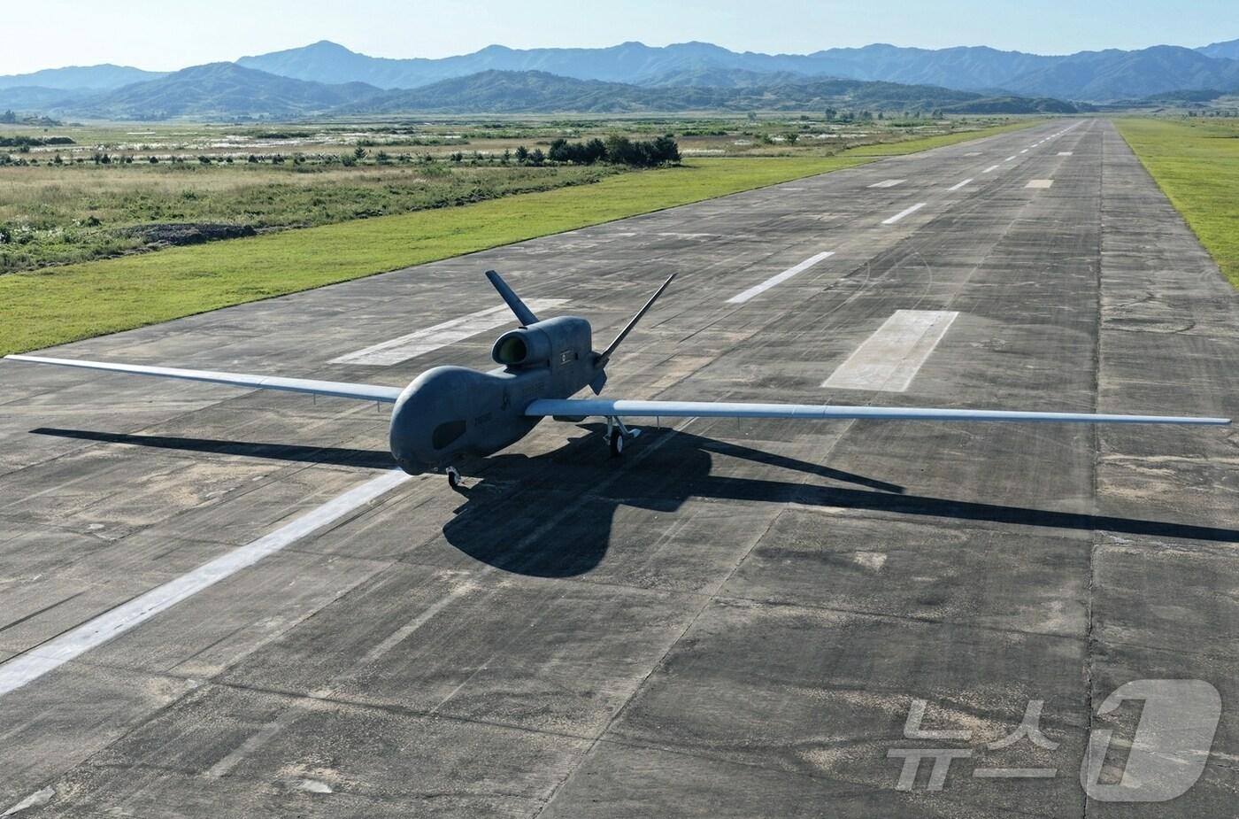 &#40;평양 노동신문=뉴스1&#41; = 북한 노동당 기관지 노동신문은 19일 김 총비서가 전날 무인항공기술연합체 산하 연구소와 기업소를 방문해 무인 무장 장비의 성능시험을 지도했다고 보도했다. [국내에서만 사용가능. 재배포 금지. DB 금지. For Use Only in the Republic of Korea. Redistribution Prohibited] rodongphoto@news1.kr