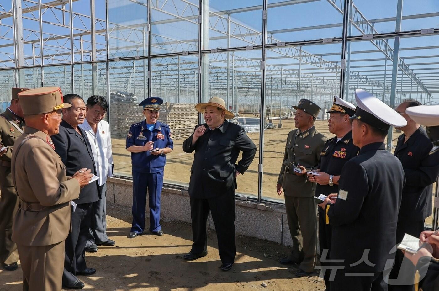 &#40;평양 노동신문=뉴스1&#41; = 북한 노동당 기관지 노동신문은 19일 김정은 당 총비서가 전날 신의주온실종합농장 건설 및 지역 개발 사업을 현지에서 지도했다고 보도했다. [국내에서만 사용가능. 재배포 금지. DB 금지. For Use Only in the Republic of Korea. Redistribution Prohibited] rodongphoto@news1.kr