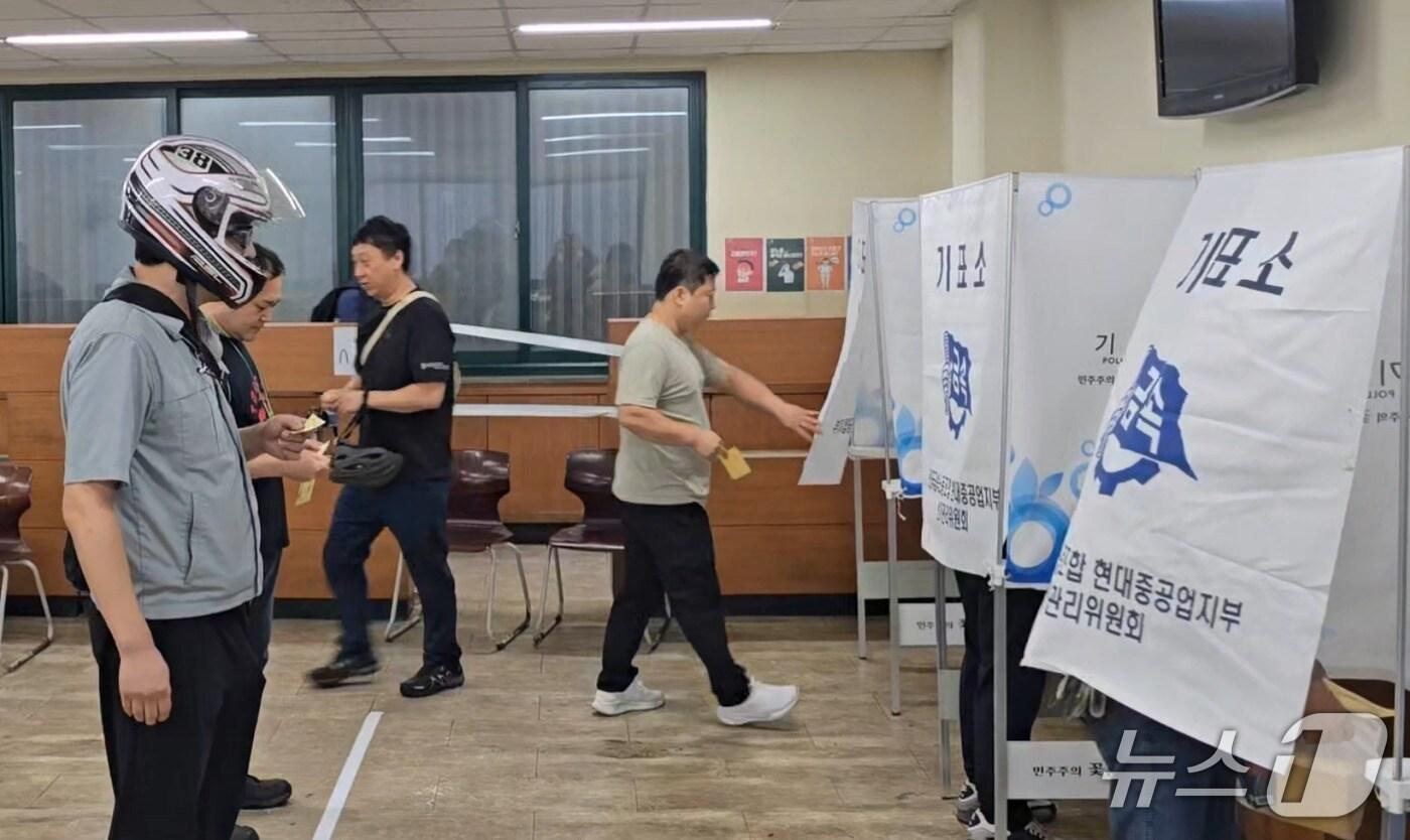 19일 오전 HD현대중공업 울산본사에서 노조 조합원들이 2차 잠정합의안에 대한 찬반투표를 하고 있다. (금속노조 현대중공업지부 제공. 재판매 및 DB 금지) /뉴스1