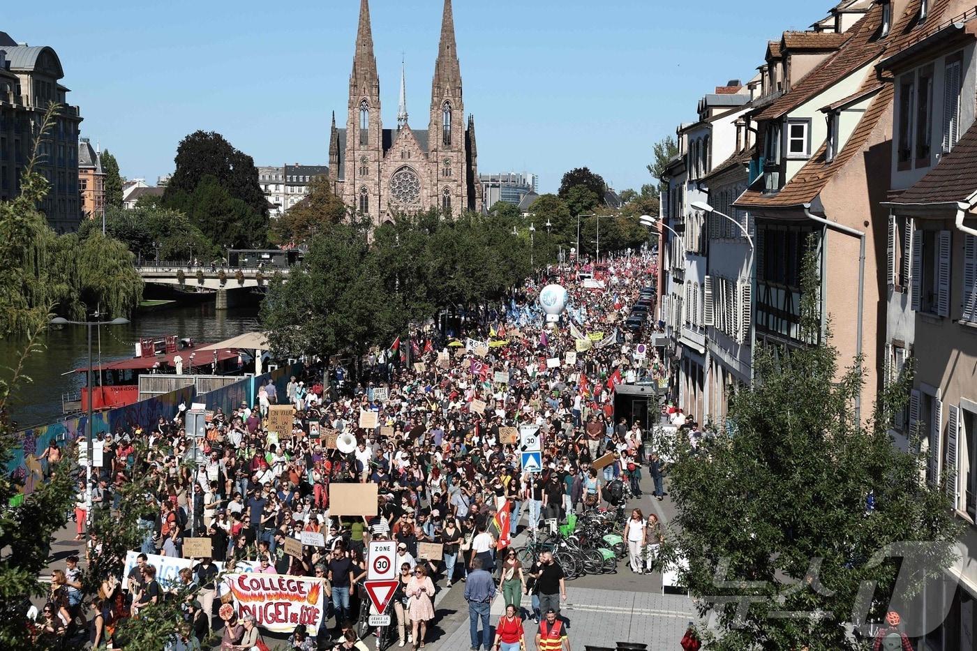 시위대가 18일&#40;현지시간&#41; 프랑스 동부 스트라스부르에서 긴축 예산에 반대하는 시위를 벌이고 있다. 2025.9.18 ⓒ AFP=뉴스1
