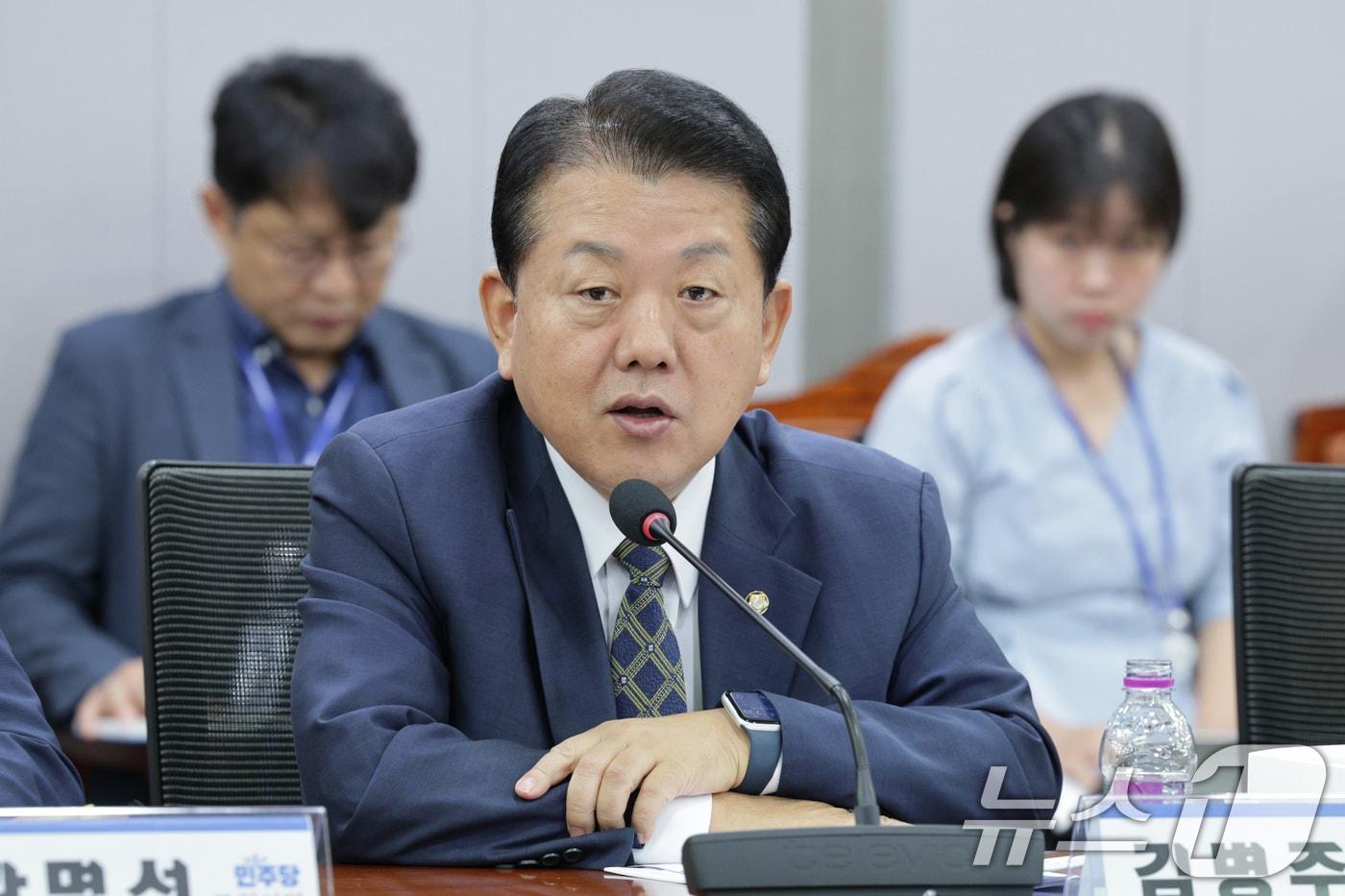 김병주 더불어민주당 의원이 19일 오전 서울 여의도 국회 의원회관에서 열린 K-방산 도약을 위한 방산특위 조찬 간담회에서 인사말을 하고 있다. 2025.9.19/뉴스1 ⓒ News1 신웅수 기자