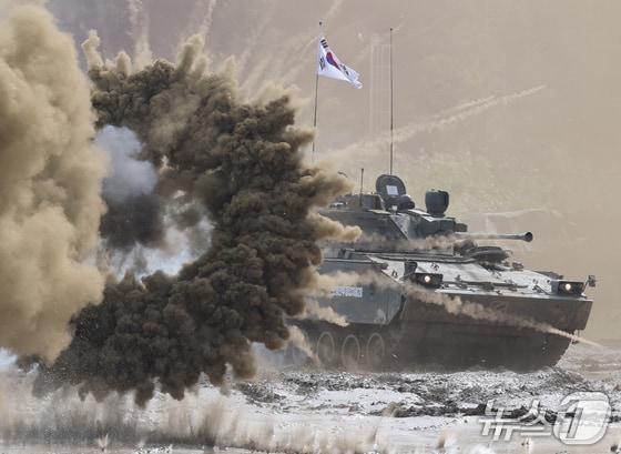 본문 이미지 -  18일 충남 계룡대 활주로 일원에서 열린 2025 계룡군문화축제·지상군페스티벌에서 제병협동전투시범이 펼쳐지고 있다. (계룡=뉴스1) 김기태 기자