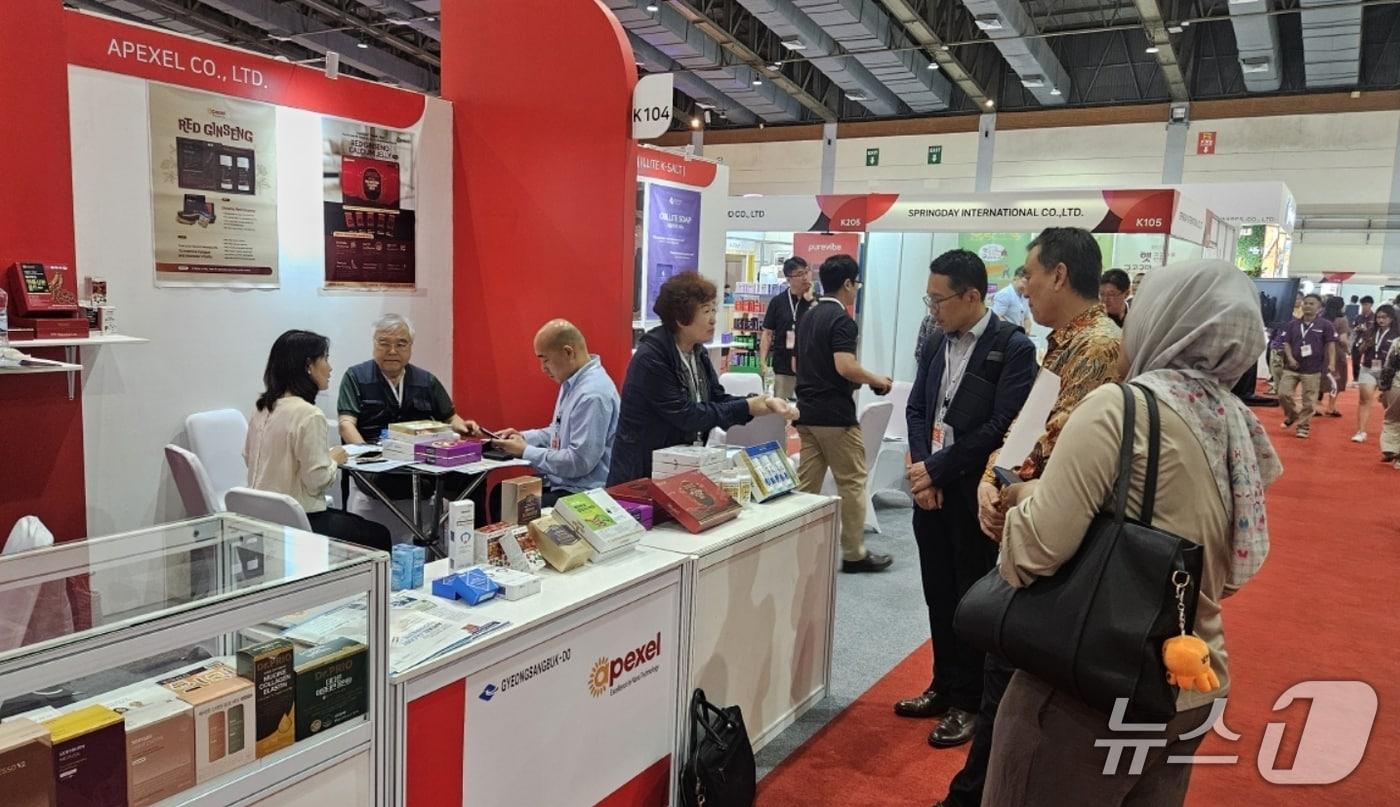 대구와 경북 지역 소비재 기업들이 &#39;자카르타 국제 프리미엄 소비재전&#39;에 참여해 1400만 달러의 수출 상담 성과를 거뒀다. 사진은 대구시, 경북도, 무역협회가 구성한 공동관 모습.&#40;무역협회 대구경북본부 제공. 재판매 및 DB 금지&#41;