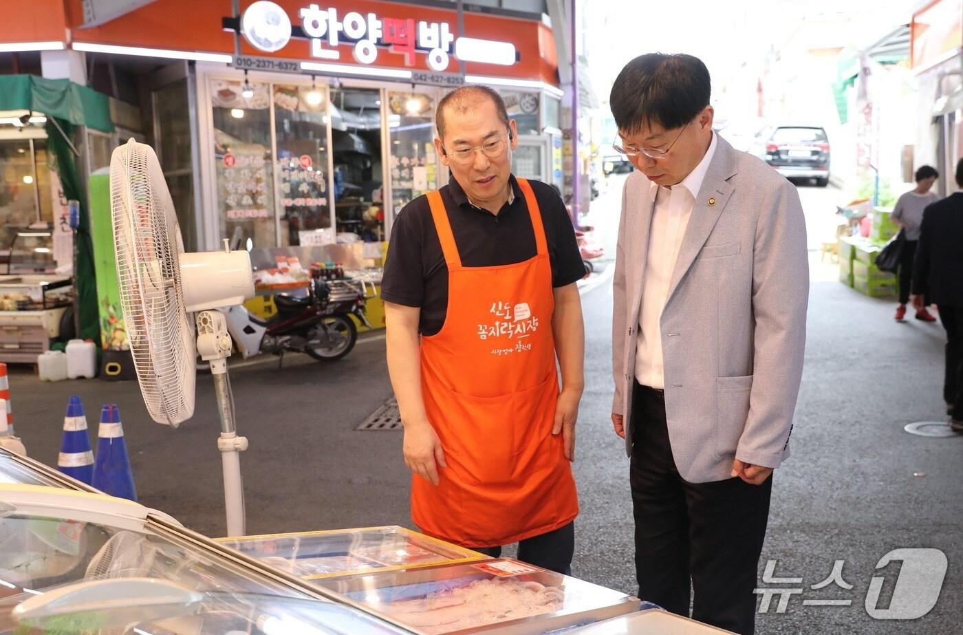 안형준 통계청장이 대전 신도시장을 찾아 상인들의 애로사항을 청취하고 있다. (통계청 제공)