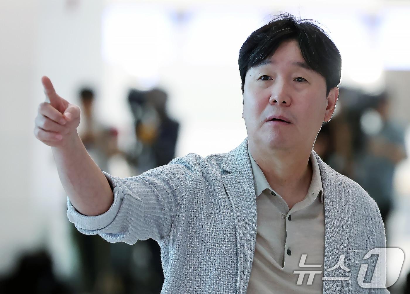 본문 이미지 - 류지현 한국야구대표팀 감독이 19일 오전 인천국제공항에서 미국으로 출국하고 있다. 2025.9.19/뉴스1 ⓒ News1 박정호 기자