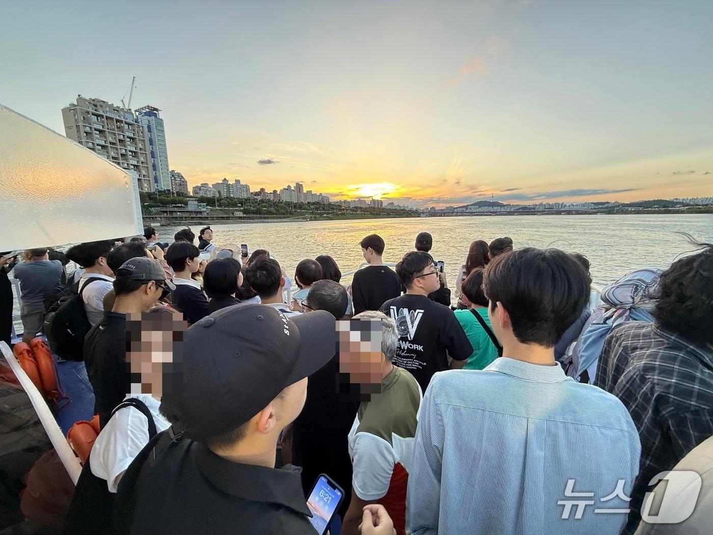 본문 이미지 - 18일 서울 광진구 뚝섬선착장에서 출발한 한강버스에 시민들이 탑승해 풍경을 감상하고 있다. 2025.9.18/뉴스1 ⓒ News1 이비슬 기자