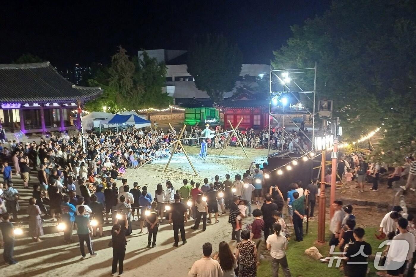  충주 관아공원 국가유산 야행 줄타기.(충주시 제공. 재판매 및 DB금지)/뉴스1