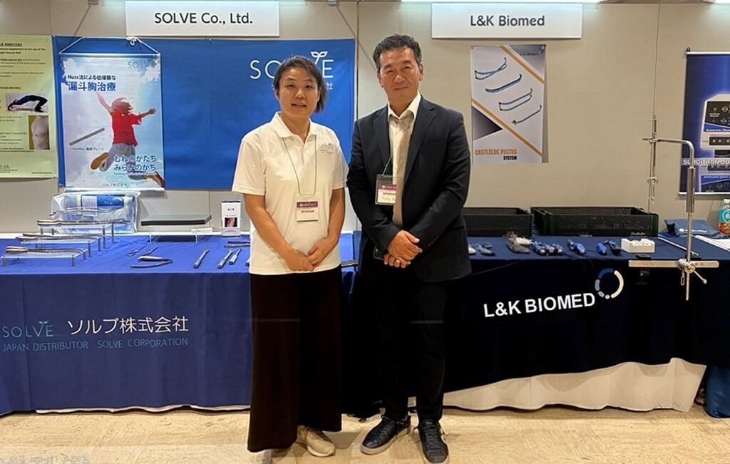 본문 이미지 -  &#40;좌&#41;메구미 이노우에&#40;Megumi Inoue&#41; 솔브 회장, &#40;우&#41;안영보 이지스메디텍 대표이사가 CWIG 참가를 기념해 사진 촬영하는 모습. &#40;엘앤케이바이오메드 제공&#41;