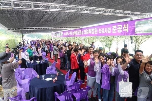 본문 이미지 - 2024년 7월15일 전남 신안군 지도읍에서 열린 라일락정원 준공식.&#40;신안군 제공, 재배포 및 DB 금지&#41;/뉴스1