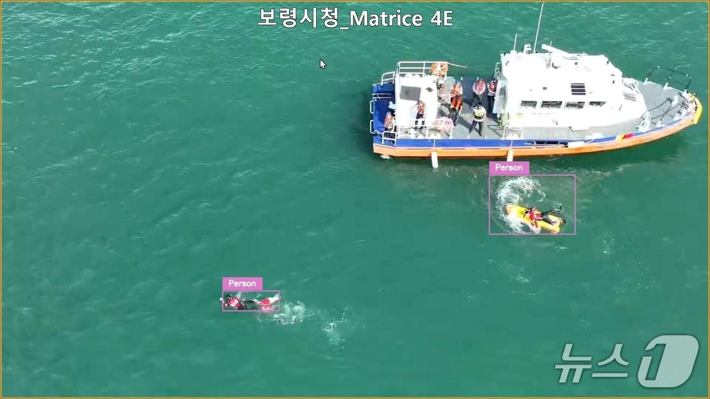  보령해경이 지자체와 드론을 활용한 해상 사고 예방 합동훈련을 실시중인 모습. (보령해경 제공, 재판매 및 DB금지) / 뉴스1