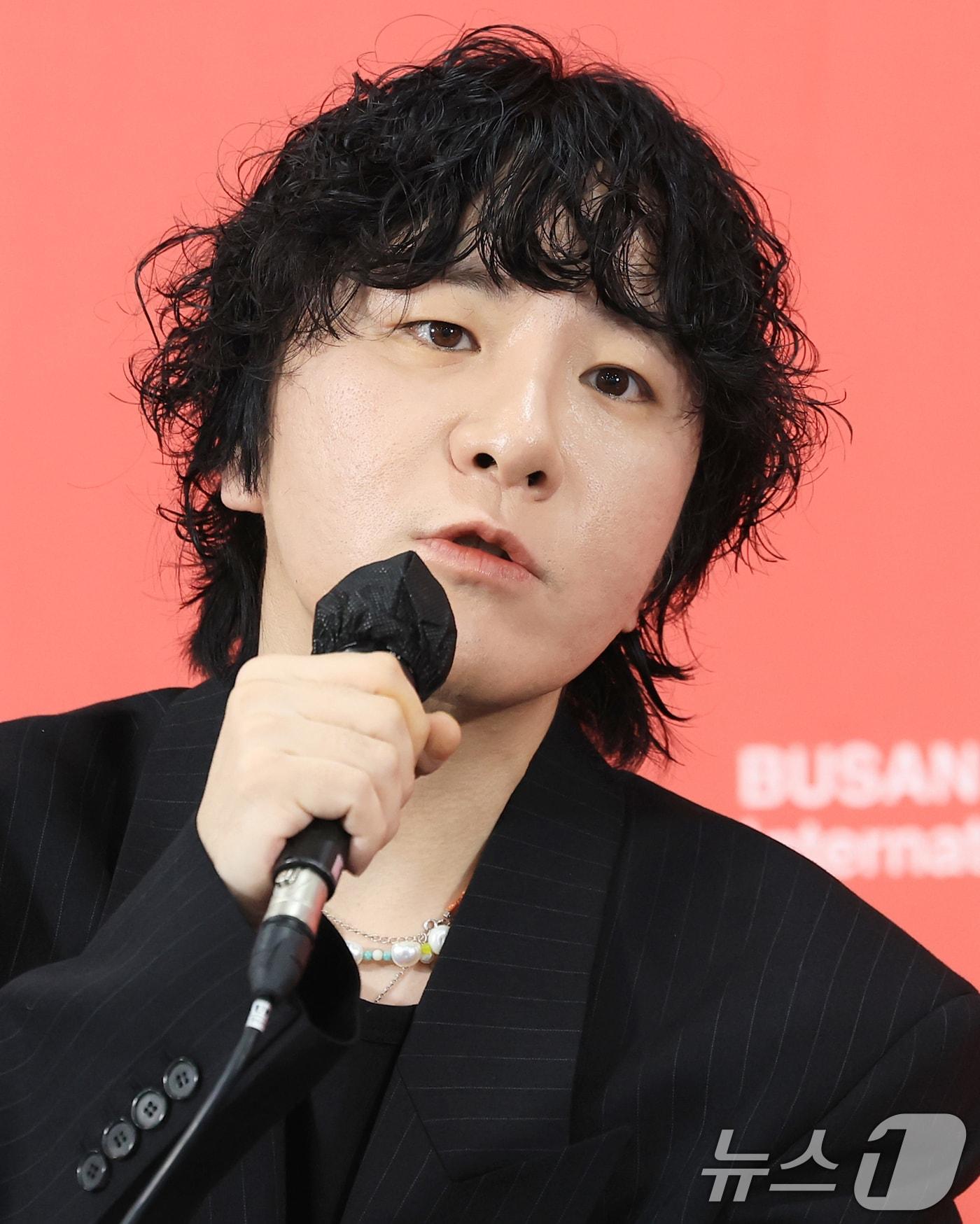 본문 이미지 - 변성현 감독이 19일 오전 부산 해운대구 우동 영화의 전당 비프힐에서 열린 제30회 부산국제영화제(BIFF) ‘굿뉴스’ 기자회견에 참석해 인사말을 하고 있다. 2025.9.19/뉴스1 ⓒ News1 권현진 기자