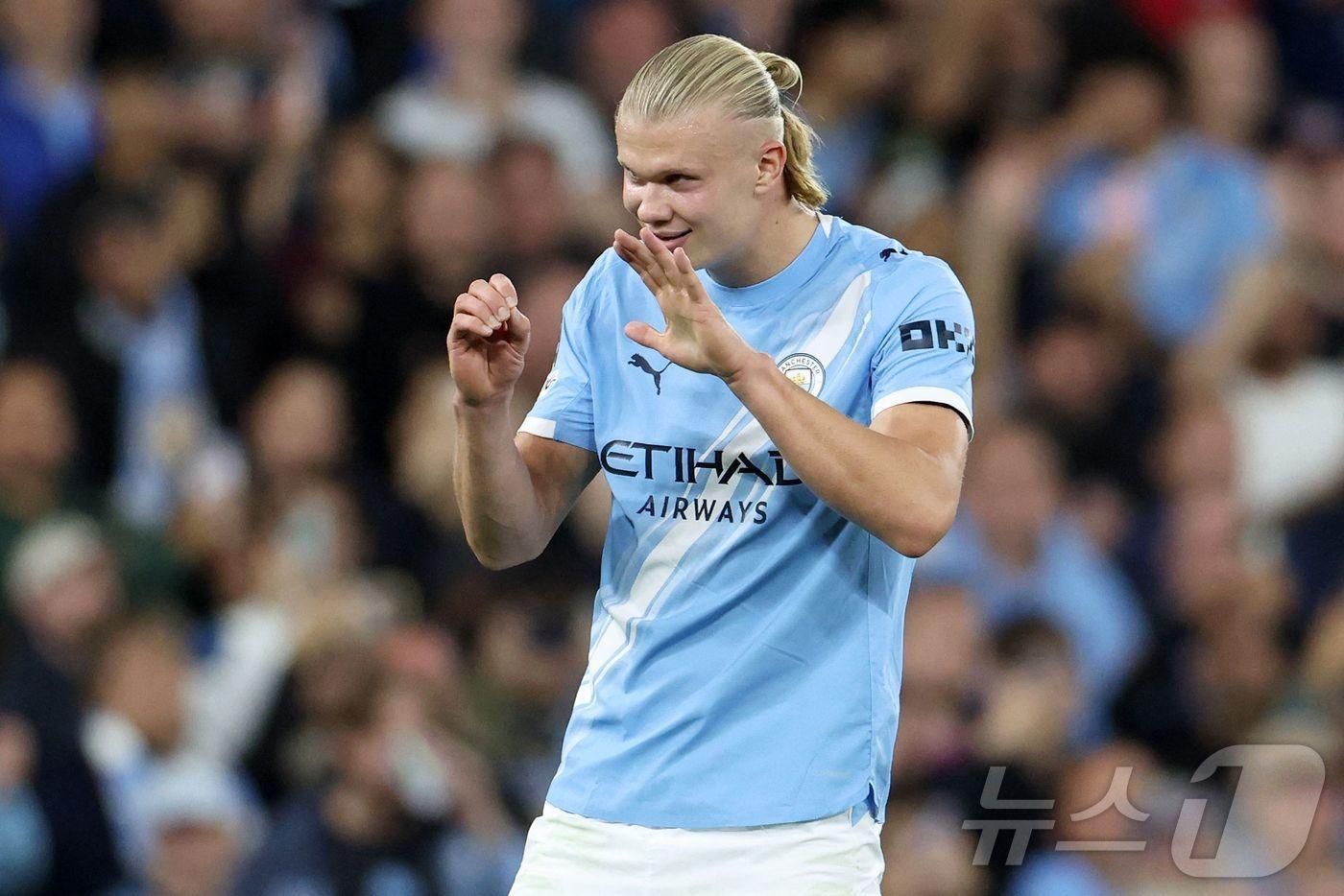 득점 후 손으로 '50번째 골'임을 표시하는 홀란드ⓒ AFP=뉴스1