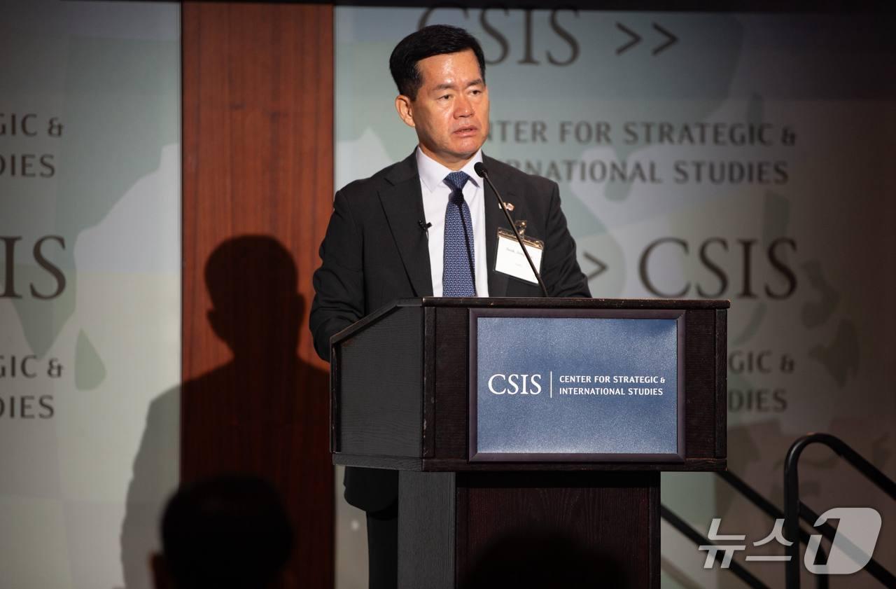 본문 이미지 - 석종건 방위사업청장이 17일 워싱턴 D.C.에서 열린 방위사업청과 국제전략문제연구소&#40;CSIS&#41; 공동 주관 &#39;2025 방위사업청‑CSIS 컨퍼런스&#39;에서 기조연설을 하고 있다.&#40;방위사업청 제공&#41;
