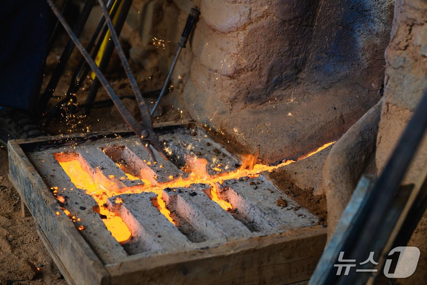 본문 이미지 - 울산쇠부리기술 재연 모습.(울산 북구 제공. 재판매 및 DB금지)/뉴스1