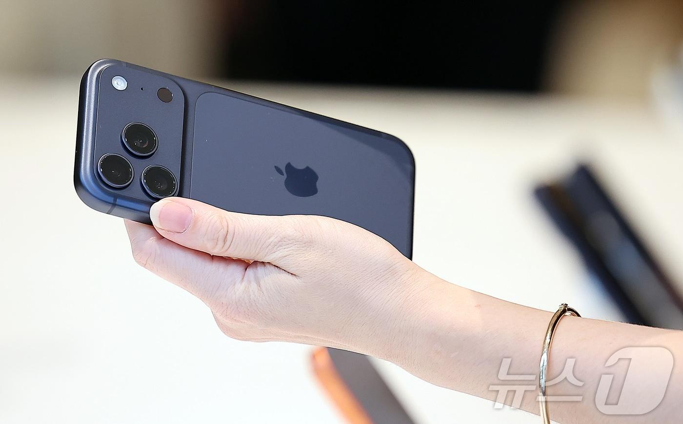 서울 중구 명동 애플스토어에서 한 시민이 이날 출시된 애플의 스마트폰 &#39;아이폰17프로&#39;를 살펴보고 있다. 2025.9.19/뉴스1 ⓒ News1 김진환 기자