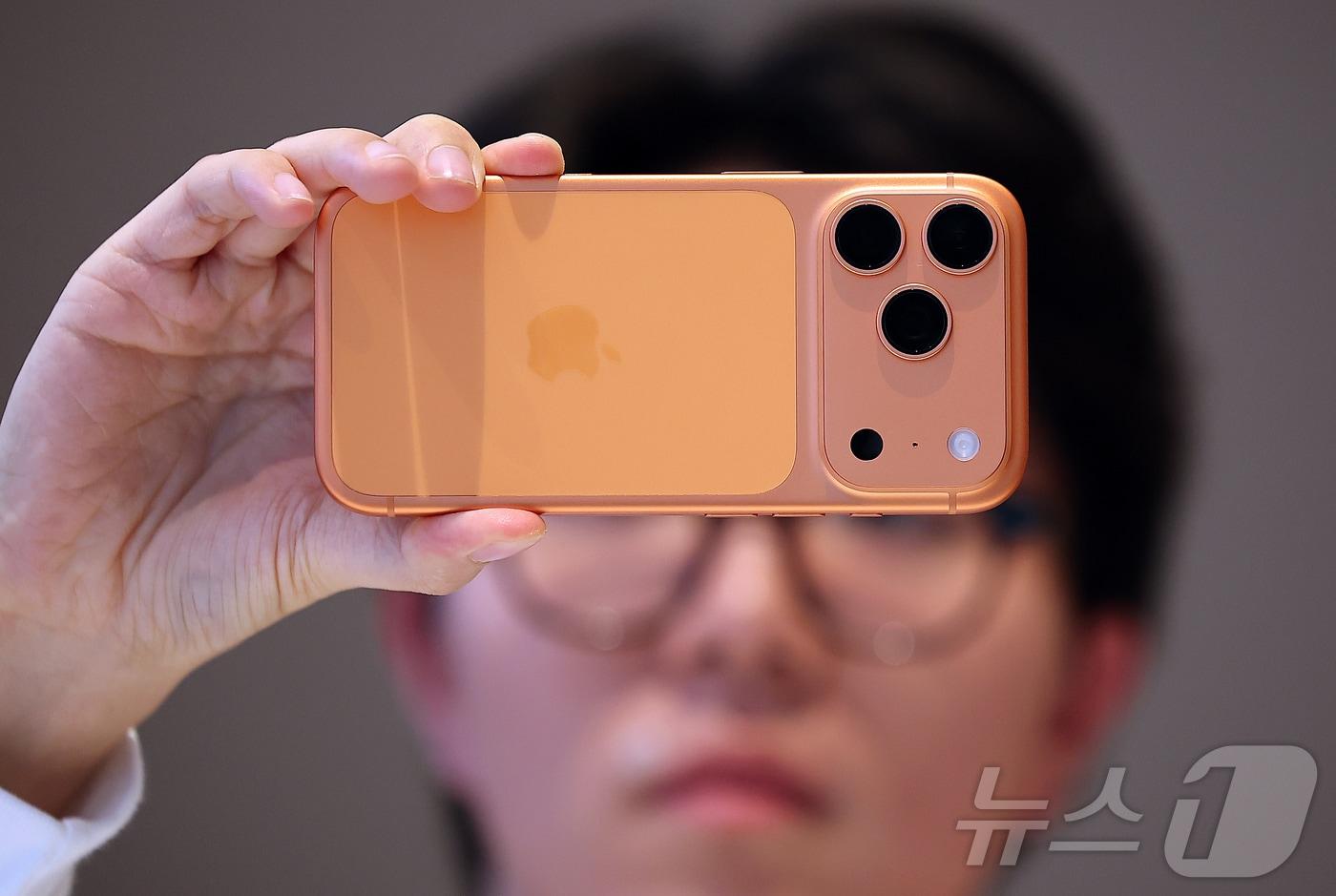 본문 이미지 - 지난해 9월 19일 오전 서울 중구 명동 애플스토어에서 시민들이 이날 출시된 애플의 스마트폰 '아이폰17프로 맥스'를 살펴보고 있다. 2025.9.19 ⓒ 뉴스1 김진환 기자