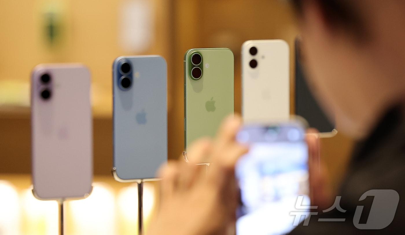 19일 오전 서울 중구 명동 애플스토어에서 한 시민이 이날 출시된 애플의 스마트폰 &#39;아이폰17&#39; 제품을 살펴보고 있다. 2025.9.19/뉴스1 ⓒ News1 김진환 기자