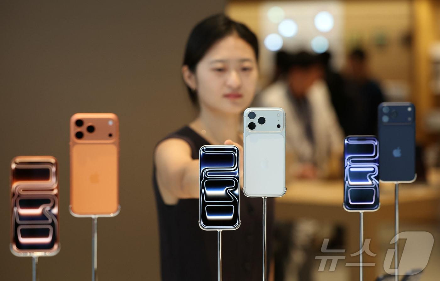 19일 오전 서울 중구 명동 애플스토어에서 한 시민이 이날 출시된 애플의 스마트폰 &#39;아이폰17프로&#39;를 살펴보고 있다. 2025.9.19/뉴스1 ⓒ News1 김진환 기자